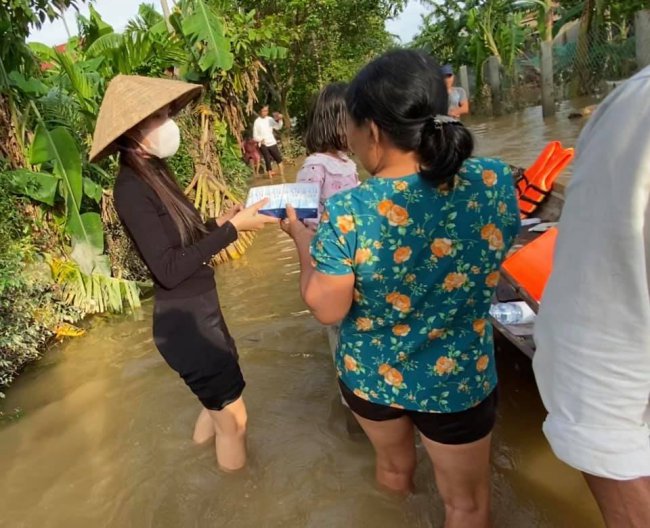 Trong chuyến đi, Thuỷ Tiên không ngại khó, ngại khổ, dầm mưa, lội nước... trong nhiều ngày liền để cứu trợ kịp thời cho&nbsp;người dân vùng lũ.
