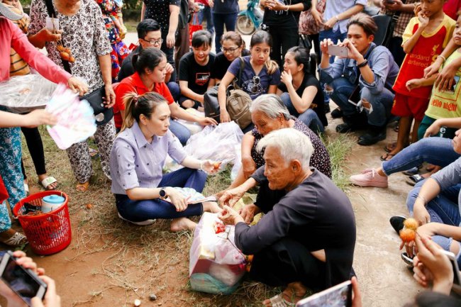 Mỹ Tâm gắn liền với hình ảnh giản dị, đời thường, ngồi bệt trò chuyện cùng người dân mỗi khi đi làm từ thiện. Nữ ca sĩ thường xuyên có những hoạt động thiện nguyện giúp đỡ người nghèo, người già neo đơn.
