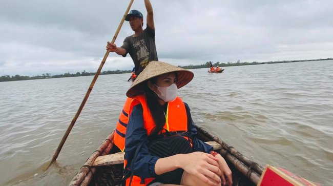 Theo tiết lộ của Công Vinh, hành trình 6 ngày trong chuyến đi từ thiện vừa qua, Thuỷ Tiên liên tục di chuyển đến nhiều tỉnh thành đang gánh chịu thiên tai như Huế, Quảng Trị, Quảng Bình... Hành trình mỗi ngày của cô đều bắt đầu từ lúc 4 giờ sáng mỗi ngày và kết thúc sau 12 giờ đêm.
