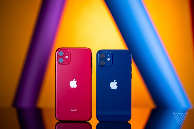 Mặc dù có cùng kích thước màn hình 6,1 inch nhưng iPhone 12 (Xanh Navy)&nbsp;trông nhỏ gọn hơn nhiều so với iPhone 11 (Đỏ).
