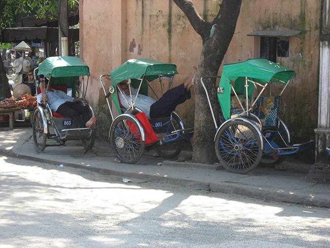 Cưỡi xích lô: Bạn có thể tìm thấy những đồ lưu giữ từ thời Pháp thuộc có ở gần hầu hết các địa danh du lịch đô thị, đặc biệt là ở Thành phố Hồ Chí Minh, Huế và Hà Nội.&nbsp;
