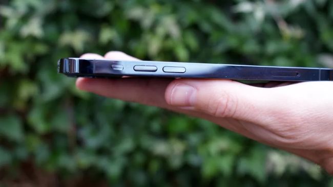 iPhone 12 Pro có thiết kế hoàn toàn mới với khung thép không gỉ phẳng và mặt sau bằng kính. Nó cung cấp cho người dùng các màu lựa chọn gồm Graphite, Pacific Blue, Silver và Gold.
