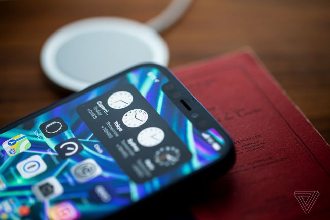 Điện thoại sử dụng màn hình OLED thay vì LCD như iPhone 11 nhưng vẫn chứa một notch ở trên cùng hỗ trợ công nghệ Face ID, trong khi các viền xung quanh màn hình đã được giảm bớt nhờ dựa vào công nghệ OLED. Đó là lý do giúp iPhone 12 nhỏ gọn hơn so với iPhone 11.
