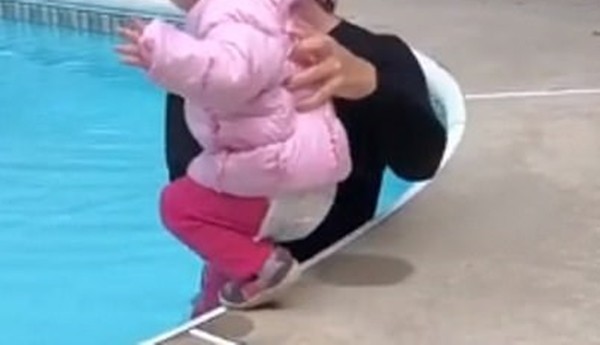 Cô giáo đẩy bé gái ngã xuống bể nước.