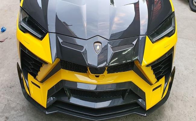 Mới đây, một chiếc Lamborghini Urus màu vàng được một xưởng độ tại TP.HCM thực hiện,độ lại ngoại thất với gói độ Mansory Venatus nổi tiếng khiến chiếc xe được “lột xác”, trở nên hầm hố, mạnh mẽ và khác biệt.
