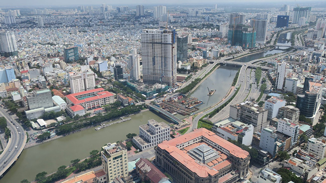 Nhìn ra Saigon Skydeck: Tháp Bitexco ở trung tâm thành phố Hồ Chí Minh là một địa danh không thể bỏ qua, nó mang đến cho bạn một tầm nhìn tuyệt vời ra thành phố rực rỡ muôn sắc màu.
