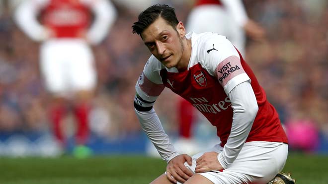 Ozil không được Arsenal đăng ký thi đấu