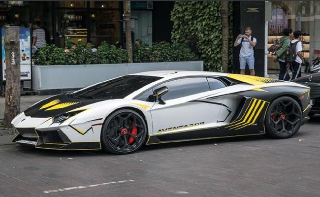 Gói độ Liberty Walk dành cho chiếc siêu xe Lamborghini Aventador LP700-4 tại Vũng Tàu chỉ gói gọn trong 50 bản độ trên thế giới.
