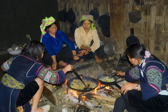 Ghé thăm một gia đình người Hmong: Khi bạn xuống xe buýt ở Sapa, bạn sẽ được đón tiếp một cách thân thiện bởi những người phụ nữ Hmong trong trang phục sặc sỡ. Họ sẽ đưa bạn đến làng và chỉ cho bạn cách sống truyền thống của họ.&nbsp;
