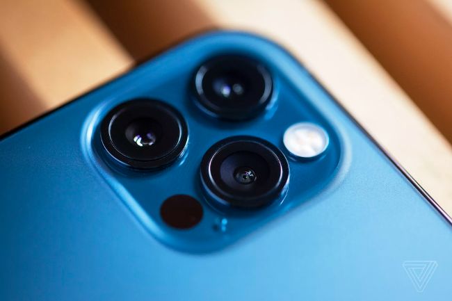 Nhưng điểm nhấn quan trọng nhất để phân biệt iPhone 12 Pro với các thành viên iPhone 12 thông thường chính là camera, với hệ thống 3 cảm biến kết hợp một cảm biến LiDAR.
