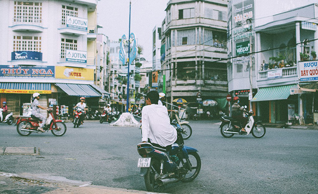 Đi xe Ôm: Trên khắp Việt Nam, bạn sẽ thấy những người đàn ông ngủ trưa trên xe máy. Họ là người lái những chiếc xe ôm và giúp bạn có cảm giác sung sướng tột độ khi lướt qua dòng xe cộ điên cuồng trên lưng một chiếc moto. 
