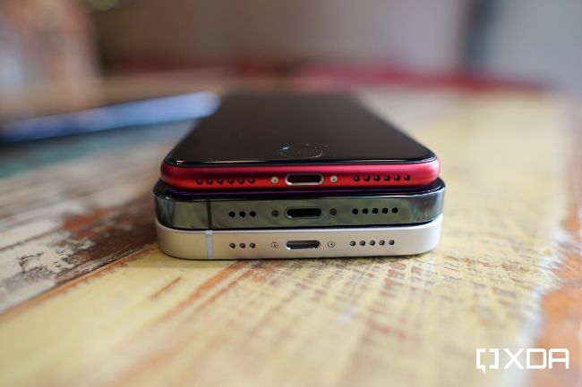 iPhone 12 (trắng) được đặt cạnh iPhone 12 Pro (Xanh Navy) và iPhone SE 2020 (Đỏ).

