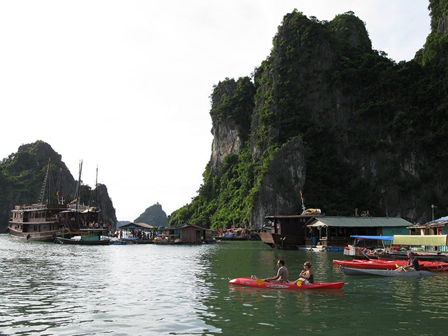 Chèo thuyền kayak qua Vịnh Hạ Long: Những hòn đảo đá vôi nhô ra ngoài vịnh là một cảnh tượng ngoạn mục đáng để chiêm ngưỡng và vừa chèo thuyền kayak vừa ngắm cảnh là một trải nghiệm cực kỳ thú vị.
