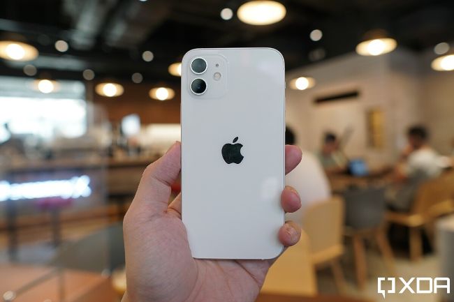 Ở mặt sau iPhone 12 là thiết lập camera kép như tiền nhiệm iPhone 11 nhưng các cảm biến được cải tiến, gồm&nbsp;camera chính 12 MP f/1.6 có khẩu độ nhanh nhất trong bất kỳ iPhone nào&nbsp;và camera siêu rộng 12 MP.
