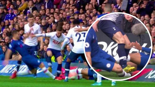 David Coote cũng từng gây tranh cãi trong pha bóng giữa Lo Celso và Azpilicueta.&nbsp;