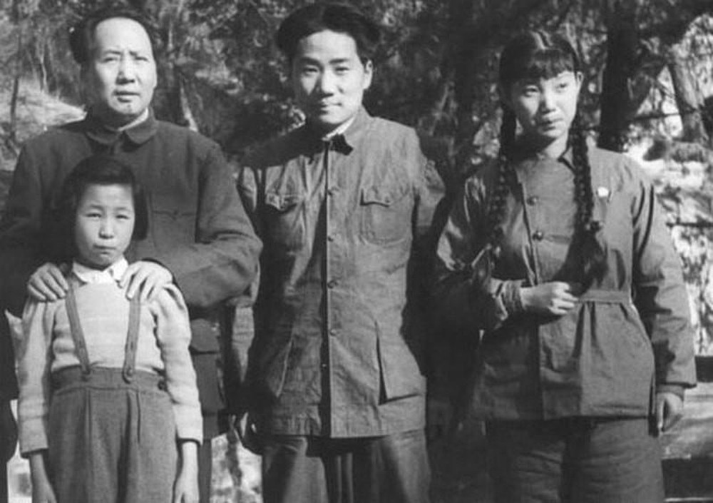 Ông Mao Ngạn Anh (đứng giữa), bên trái là cố Chủ tịch Trung Quốc Mao Trạch Đông (ảnh: Hoàn cầu)