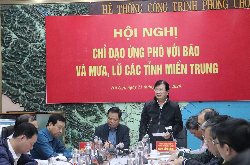 Phó Thủ tướng Trịnh Đình Dũng chủ trì cuộc họp ứng phó với bão số 8 và mưa lũ ở miền Trung.