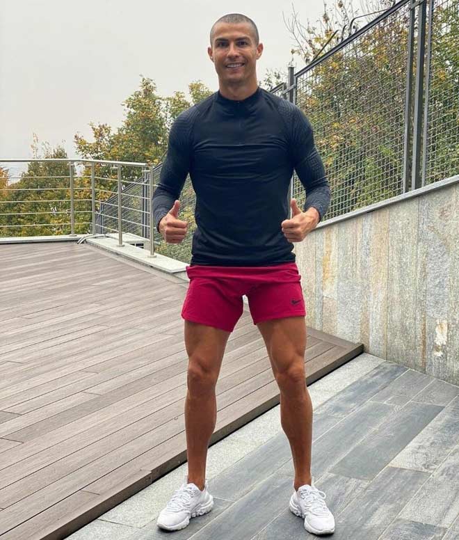 Ronaldo gây sốc cho các fan với kiểu đầu cua của mình&nbsp;