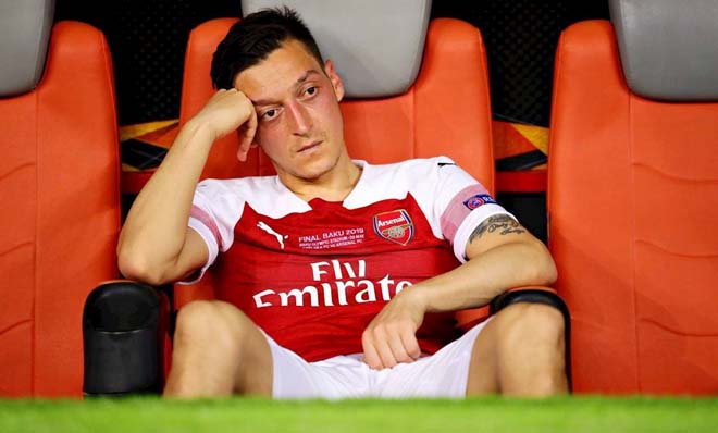 Ozil không được Arsenal đăng ký thi đấu ở Ngoại hạng Anh