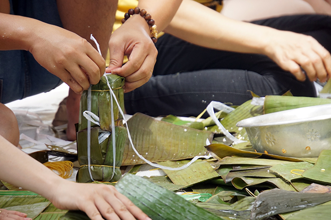 “Miền Trung đang trải qua trận lũ lụt lịch sử khiến bao gia đình rơi vào cảnh màn trời chiếu đất. Cả nước đều hướng về miền Trung, chúng ta cũng cần có những hành động thiết thực. Những chiếc bánh chưng dù nhỏ nhưng sẽ xoa dịu bớt nỗi đau của đồng bào, để họ không tủi thân”, anh Nguyễn Văn Hoàng Nhất (ngụ quận 9) chia sẻ.