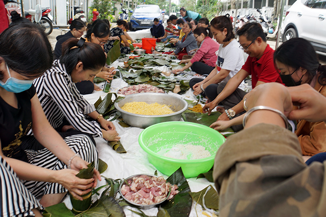 Sau khi được gói và nấu chín, khoảng 5.000 chiếc bánh chưng, bánh tét sẽ được gửi từ TP.HCM ra cho đồng bào “khúc ruột” miền Trung.