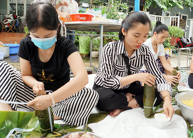 Chị Lê Huyền Trang (con gái bà Loan) cho biết, những ngày qua chị rất xúc động và xót xa khi thấy bà con miền Trung đang vật lộn với bão lũ. Tài sản bị cuốn trôi, ăn không đủ no, mặc không đủ ấm, khó khăn chồng chất. Do đó, khi được mẹ lên ý tưởng làm bánh hỗ trợ cho đồng bào miền Trung thì chị đồng ý ngay.