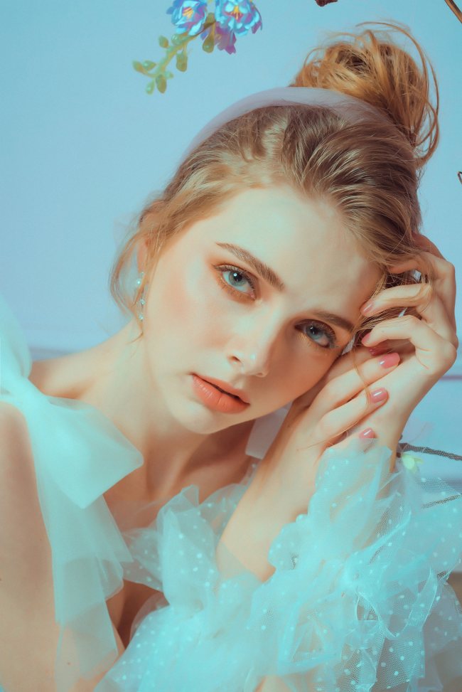 Anna Matviichuk sở hữu gương mặt chuẩn Tây, mái tóc vàng óng ả cùng đôi mắt xanh biển thơ mộng. 
