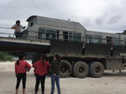 Tin tức trong ngày - Người đưa tàu thủy 3,5 tấn vào cứu trợ vùng lũ: &quot;Tôi ở đây khi nào hết lũ sẽ về&quot;