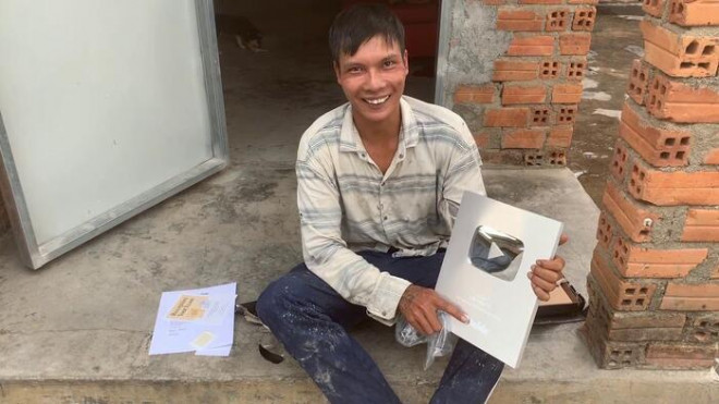 Lộc phụ hồ nổi tiếng trên mạng xã hội với những hành động gây cười.&nbsp;