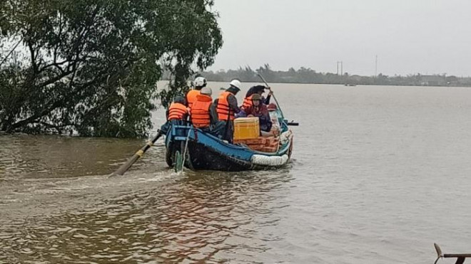 Chiếc thuyền bơ nan đang hướng về xã Duy Ninh để cứu trợ