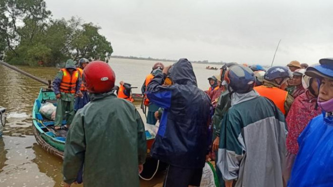 Nhiều người dân chuyển hàng lên thuyền bơ nan để tiếp tục cho chuyến cứu trợ Vật lộn nước lũ cứu đồng bào