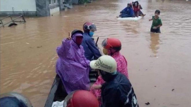 Thuyền bơ nan đi sâu vào các lối sâu khu dân cư để cứu trợ