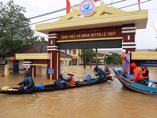 Mưa lũ gây ngập nặng ở Quảng Bình. Ảnh: HẢI HIẾU