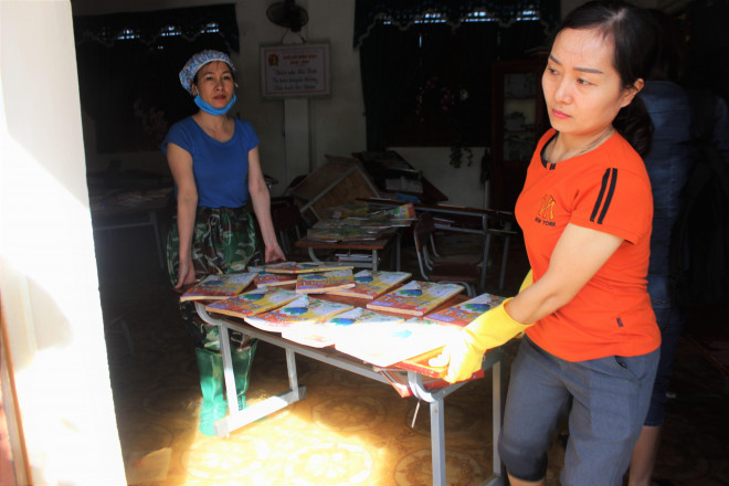 Sáng nay, các cán bộ giáo viên trường Tiểu học Thạch Tân đã tổ chức dọn dẹp bàn học.