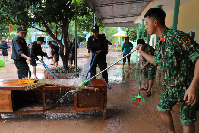 Nước lũ đã rút tại trường mầm non Cẩm Mỹ, huyện Cẩm Xuyên (nằm dưới hạ du, cách hồ Kẻ Gỗ khoảng 5 km), hàng chục bộ đội, giáo viên được huy động dọn dẹp khuôn viên trường. Trước đó hai ngày, mưa lớn kéo dài kết hợp với hồ Kẻ Gỗ xả lũ khiến nước dâng cao 2 m, các trang thiết bị, phòng hành chính, 8 phòng học, đồ chơi học sinh bị nước lũ nhấn chìm.