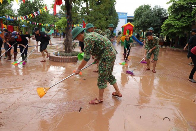 Hàng chục chiến sĩ công an, bộ đội và giáo viên được huy động đến trường&nbsp; Mầm non Cẩm Mỹ, huyện Cẩm Xuyên để dọn dẹp sau lũ đón học sinh trở lại trường học.