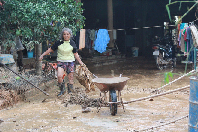 Dù đã lớn tuổi nhưng cụ bà ở xã Hiền Ninh, huyện Quảng Ninh, Quảng Bình vẫn ra giúp con cháu vệ sinh nhà cửa. Chiếc xe đẩy được chuẩn bị để tập kết bùn rác.