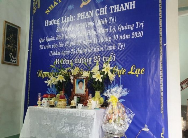 Gia đình ông Phan Hữu Thắng lập bàn thờ nhang khói cho con trai Phan Chí Thanh đang mất tích