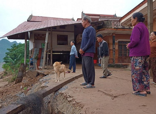 Tám hộ dân thôn xóm Kinh Trừng, thôn Đức Phú, xã Đức Hóa đang lo lắng về những ngôi nhà bị “hà bá” nuốt chửng lúc nào không hay