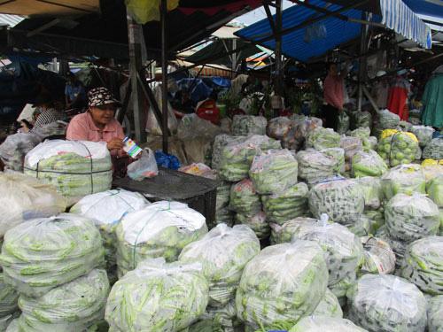 Thương nhân kinh doanh bên trong chợ đầu mối Hóc Môn