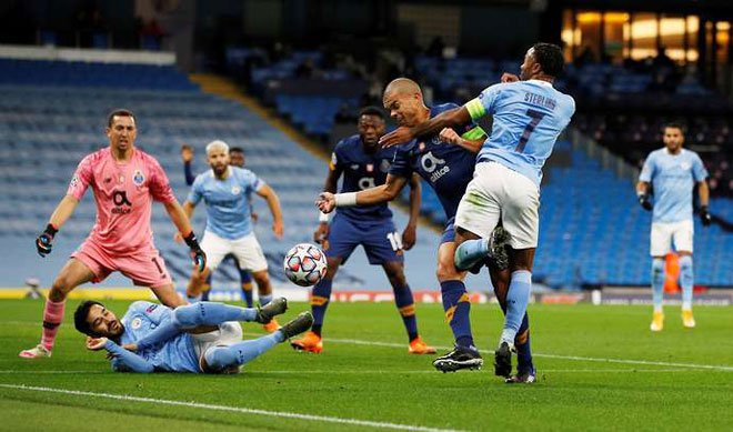 Pepe phạm lỗi với Raheem Sterling khiến Porto thua ngược Man City nhưng cựu sao Real Madrid cũng đã may mắn thoát khỏi việc bị đuổi khỏi sân