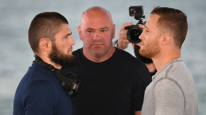 Gaethje (phải) đang giữ đai hạng nhẹ tạm thời, còn Khabib (trái)&nbsp;có chiếc đai chính thức