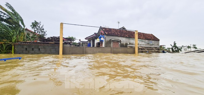 &nbsp;Ánh mắt thẫn thờ của người đàn ông nhìn biển nước mênh mông.