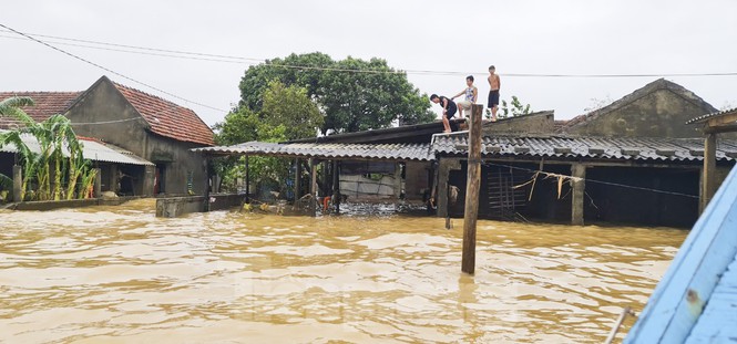 &nbsp;Người lớn tuổi không thể ra khỏi mái ngói, những thanh niên là cầu nối duy nhất vận chuyển hàng cứu trợ vào nhà.