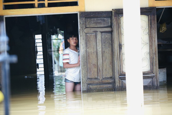 Sống trên nóc nhà, người dân Quảng Bình khắc khoải chờ lũ rút - 13