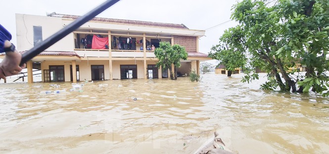 &nbsp;Theo người dân làng An Xá, xã Lộc Thủy, huyện Lệ Thủy, Quảng Bình, hiện họ rất cần các nhu yếu phẩm vệ sinh cá nhân, lương khô, mì tôm và nước uống.