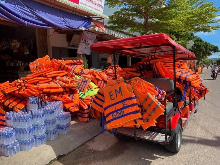 Các đơn vị từ thiện và nhiều cá nhân tìm mua hàng nghìn chiếc áo phao để ủng hộ bà con miền Trung. (Ảnh: Hà Hoàng Anh)