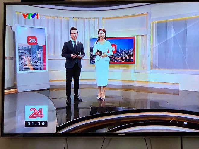 Á hậu Thụy Vân tươi cười bên cạnh đồng nghiệp khi tái xuất màn ảnh nhỏ&nbsp;