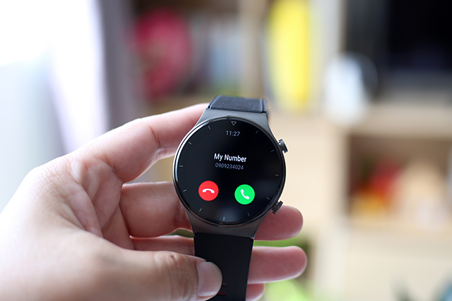 Điểm cộng lớn trên Watch GT 2 Pro là thiết bị đã được tích hợp thêm loa và micro thoại, giúp người dùng có thể nói chuyện điện thoại, nghe nhạc thoải tay miễn vẫn trong phạm vi kết nối với smartphone qua bluetooth.
