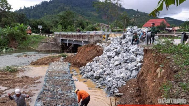 Công nhân sửa chữa đường bộ Quảng Nam-Đà Nẵng hối hả kè rọ đá, gia cố mố trụ, đường đầu cầu tránh sạt lở, phá hủy công trình đoạn Km 1388+655 đường HCM nhánh Đông